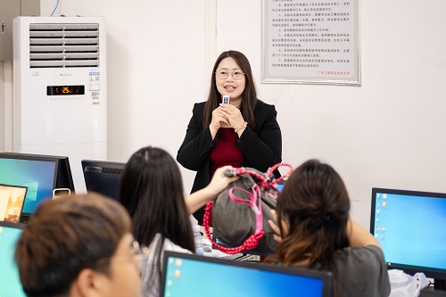 黎莹洁授课.JPG 黎莹洁授课.JPG