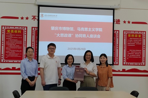 赠书仪式.jpg 赠书仪式.jpg