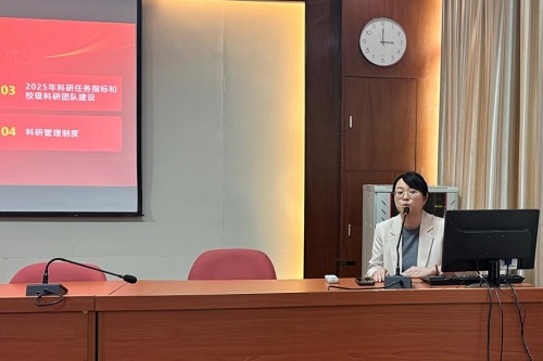 梁东慧主持并讲话.jpg 梁东慧主持并讲话.jpg