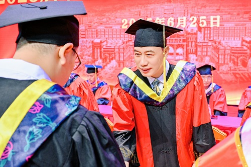 颁发证书2.jpg 颁发证书2.jpg