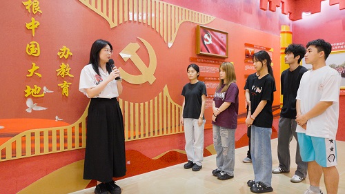 学生在党建馆上课3.jpg