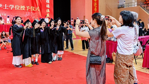 毕业生家人记录难忘时刻.jpg 毕业生家人记录难忘时刻.jpg