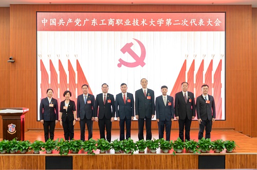 新一届党委委员合影.JPG 新一届党委委员合影.JPG