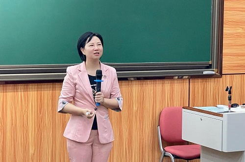 徐文娟主讲.jpg 徐文娟主讲.jpg