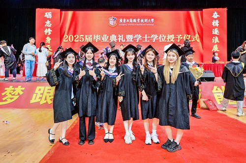 典礼后毕业生合影.jpg 典礼后毕业生合影.jpg