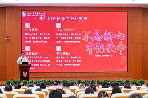 卢景值作报告.JPG 卢景值作报告.JPG