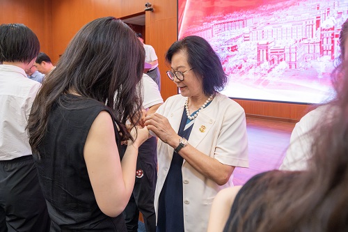 校徽佩戴仪式.jpg 校徽佩戴仪式.jpg