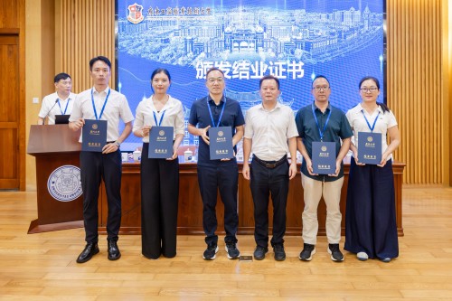 颁发结业证书.jpg