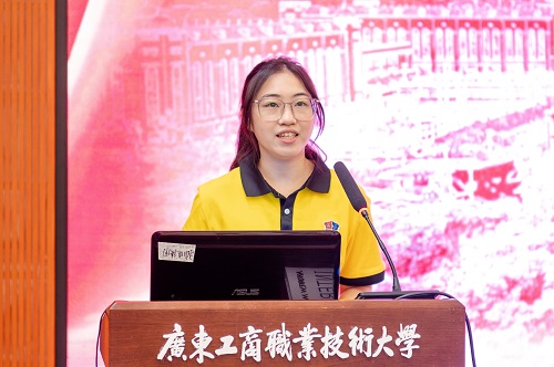 学生代表发言.jpg 学生代表发言.jpg