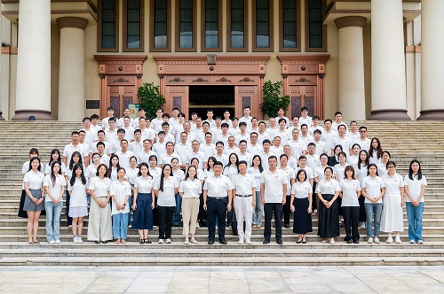 与会领导与全体参训人员合影留念.jpg 与会领导与全体参训人员合影留念.jpg