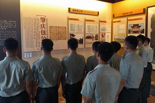 参观包公祠.jpg 参观包公祠.jpg